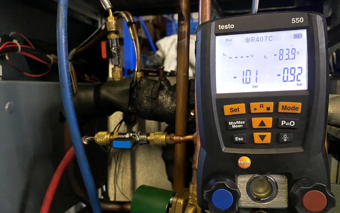 Refrigerant recovery and regeneration from chillers